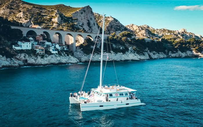 Maxi catamaran Feng Shui